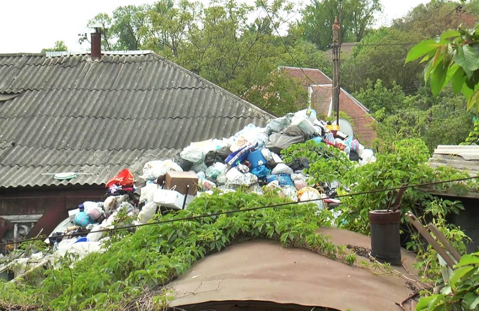 Купа сміття у дворі будинку на вулиці Небесної Сотні, 55 | Кадр з відео «Суспільне Полтава»