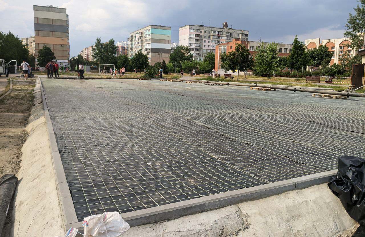 Основа під майбутній скейтпарк на бульварі Богдана Хмельницького у Полтаві