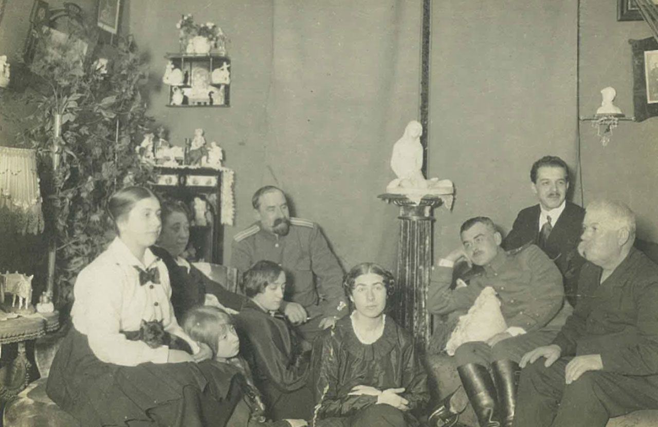Родини фон Гарнієрів та Будаговських, початок XX ст. (п’ятий зліва, на задньому плані — П.А. фон Гарнієр)