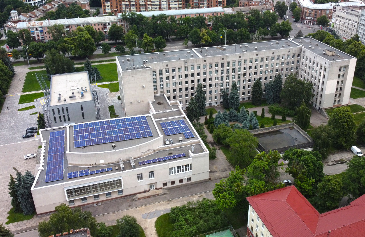 Колаж: сонячні панелі на даху будівлі сесійної зали Полтавської облради
