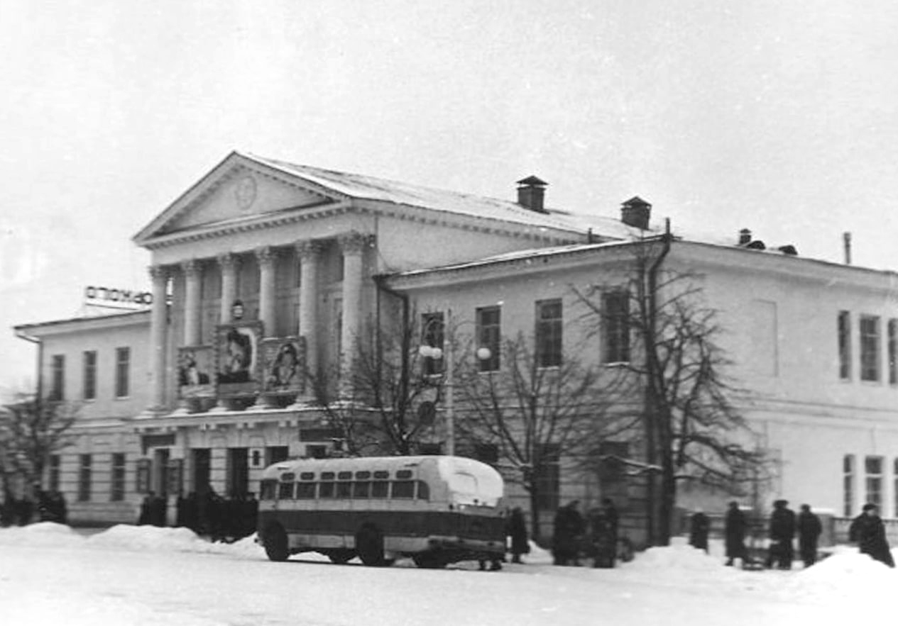 Кінотеатр ім. І.П. Котляревського на фото 1950-х років