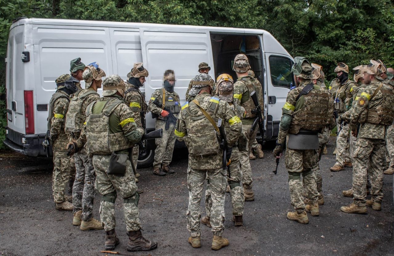 Бійці ЗСУ на брифінгу перед страйкбольним тренуванням