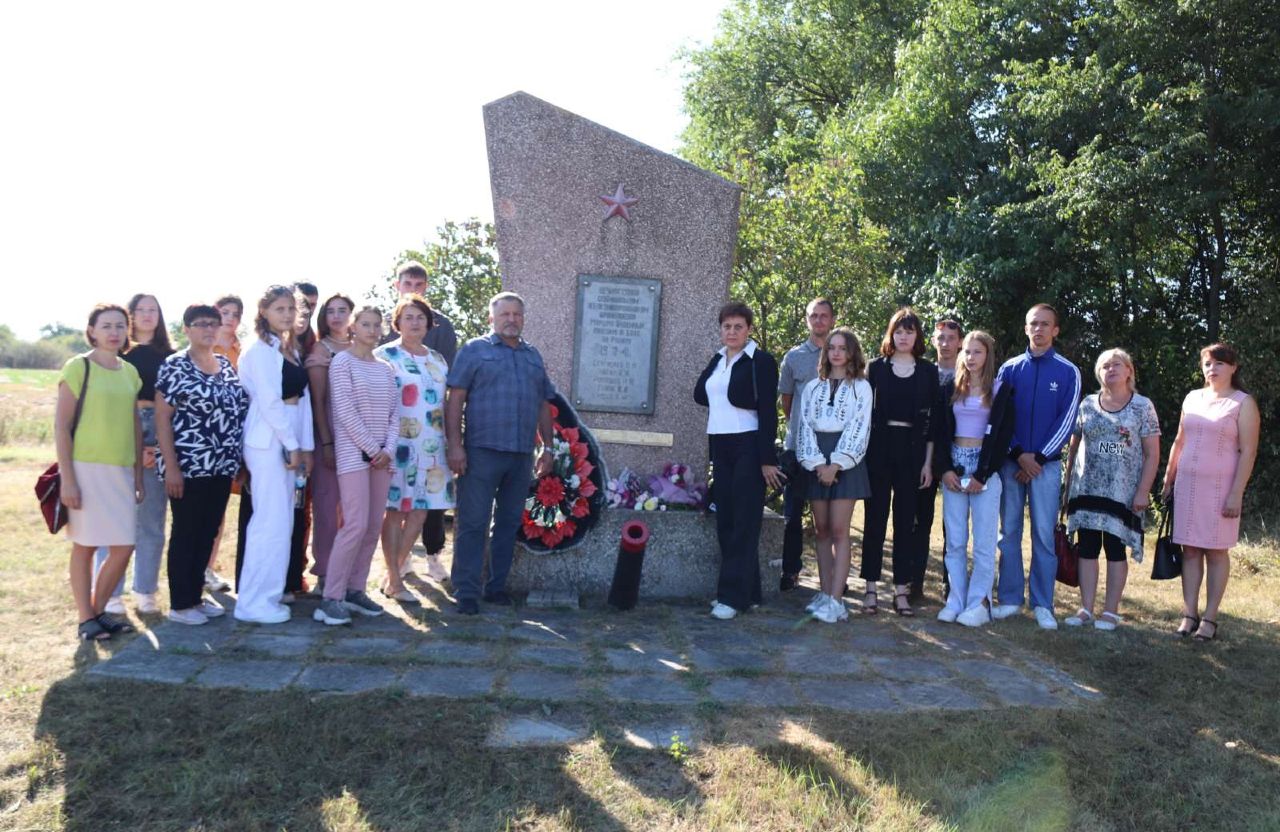 Пам’ятний знак «Бронепоїзд «Маршал Будьонний» у селі Дмитрівка Горішньоплавнівської громади