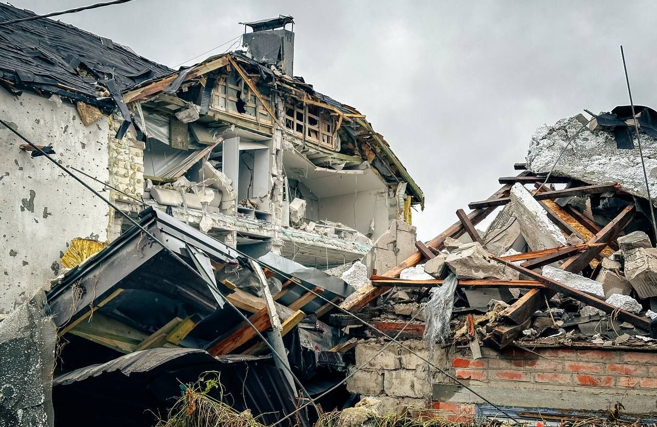 Руйнування житлових будинків у Миргороді внаслідок нічної атаки росіян