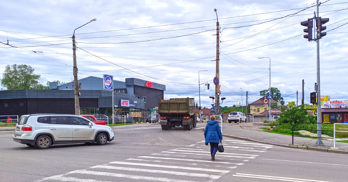 Біля Південного вокзалу вже три роки не працює новенький світлофор за 1 ...