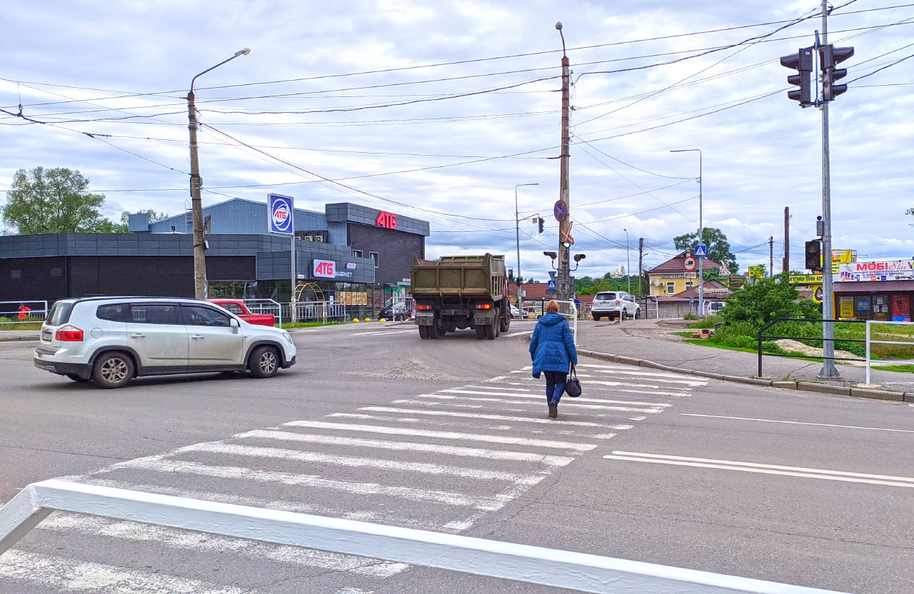 Непрацюючий світлофор на перехресті вулиць Охтирський Шлях (колишня Сакко), Миру й Річкової