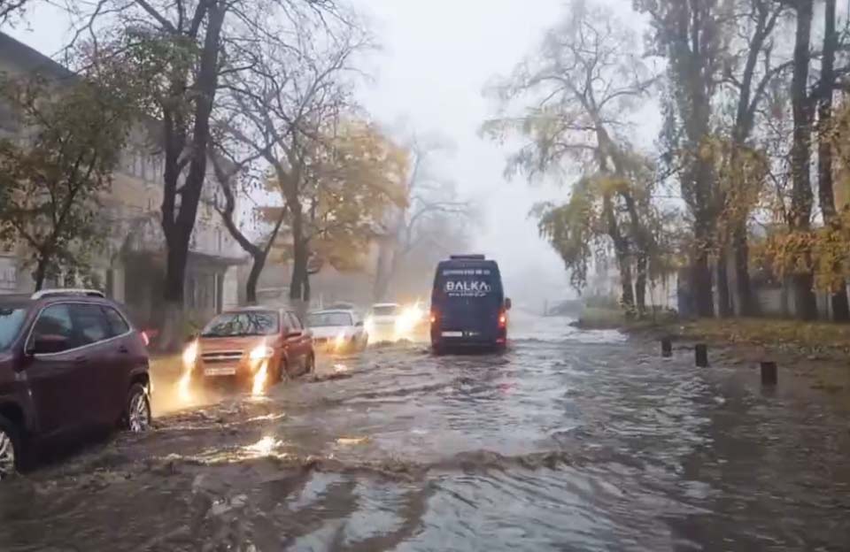 Затоплена вулиця Кагамлика — ранок 26 жовтня 2023 року