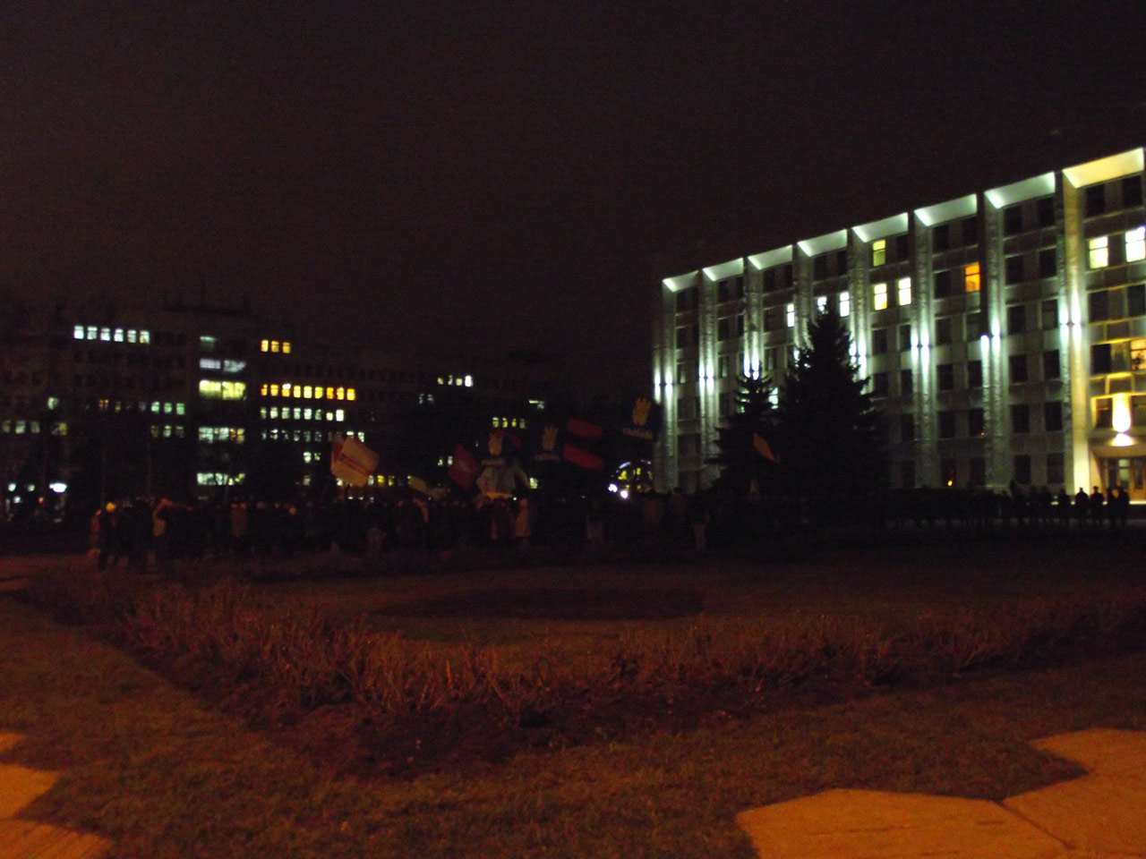 Розпочинаємо фоторепортаж із не дуже примітної фотографії. 22 листопада 2013 року. Мітинг у Полтаві розпочався на наступний день після протесту у Києві. На площі перед Полтавською адміністрацією зібралося близько двох десятків людей із символікою Європейському союзу.