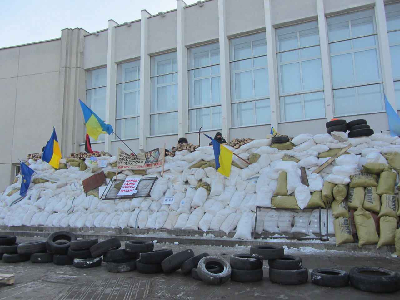 25 січня Олександр Удовіченко пустив мітингувальників у приміщення сесійної зали Полтавської обласної ради. Мітингувальники почали будувати барикаду зі снігу.