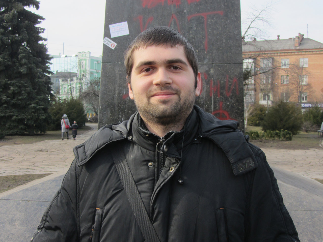 Роман Повзик біля постаменту поваленого пам'ятника Леніна.