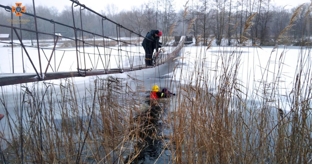 У Решетилівці рятувальники витягли жінку, яка провалилася під лід ...