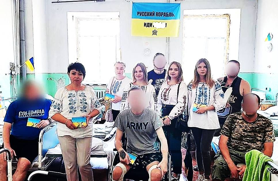Голова облпрофради Ірина Богуш та Молодіжна рада вітають з Днем Незалежності воїнів у військовому госпіталі Полтави