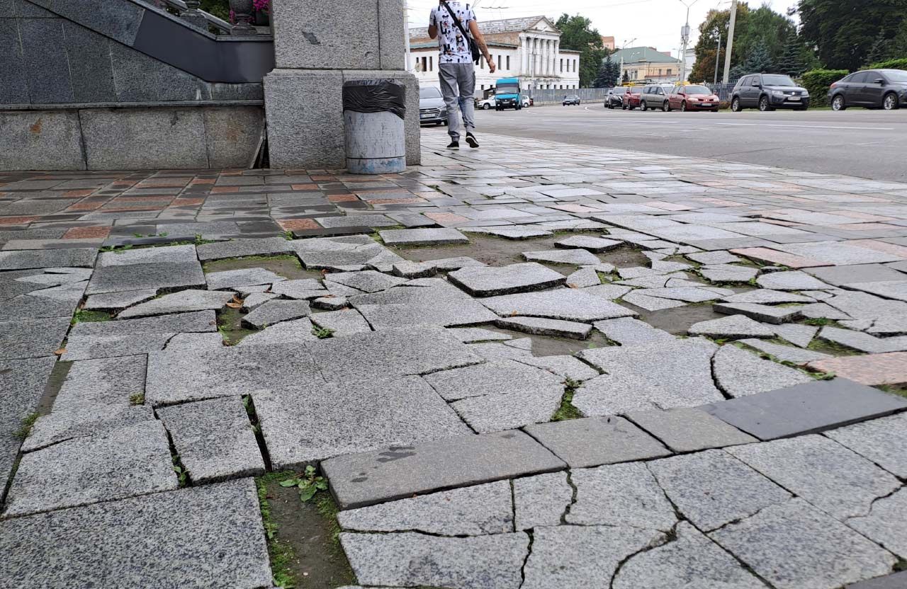 Розбита плитка біля входу до Полтавської міської ради, яку не можуть полагодити вже багато років | Фото Миколи Лисогора