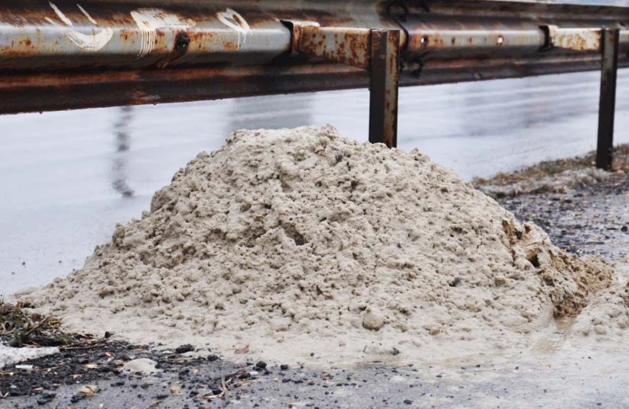 Типова купка піску на вулицях Полтави | Фото Миколи Лисогора