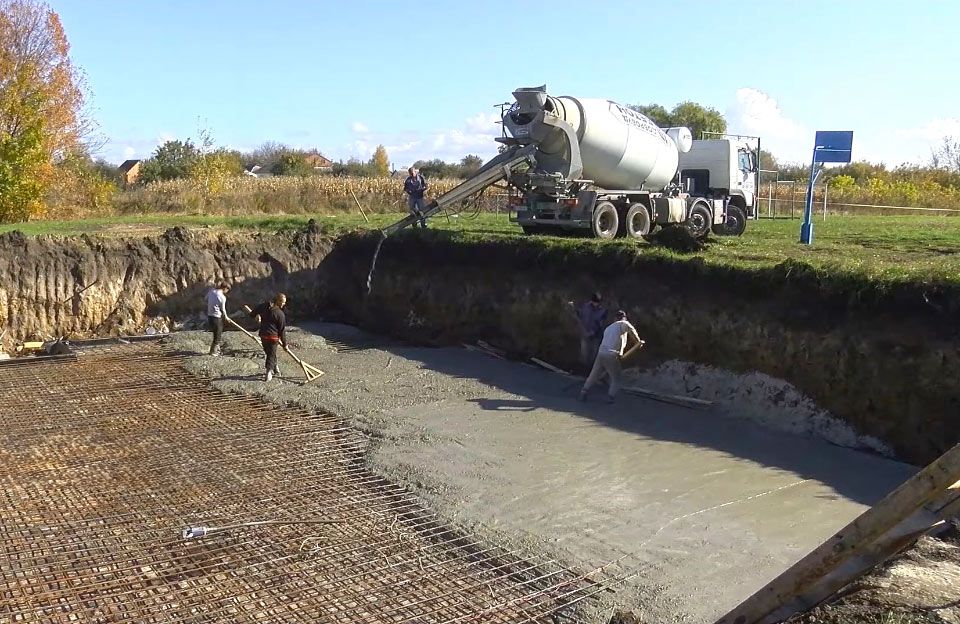 Будівництво укриття у Коломацькому | Кадр з відео «Суспільне Полтава» від жовтня 2022 року