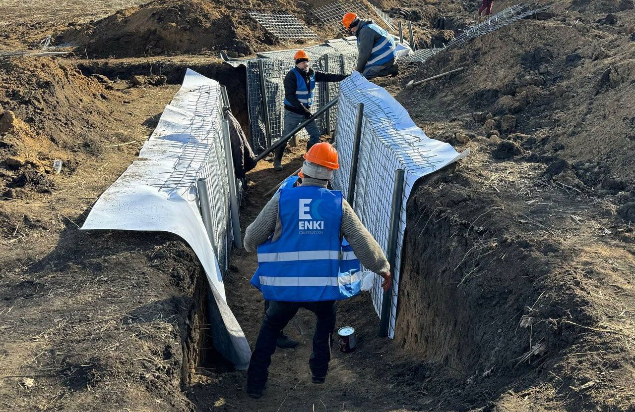 Фахівці Enki Construction будують укріплення | Фото: Полтавська ОВА