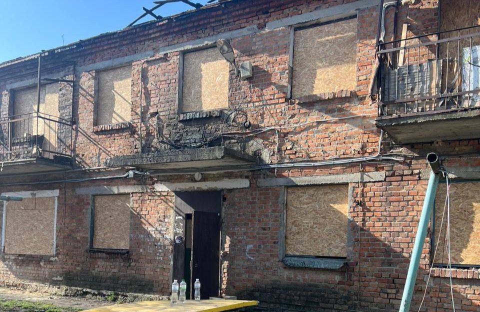 Зруйнований ударом ракети гуртожиток у селі Супрунівка Полтавської громади