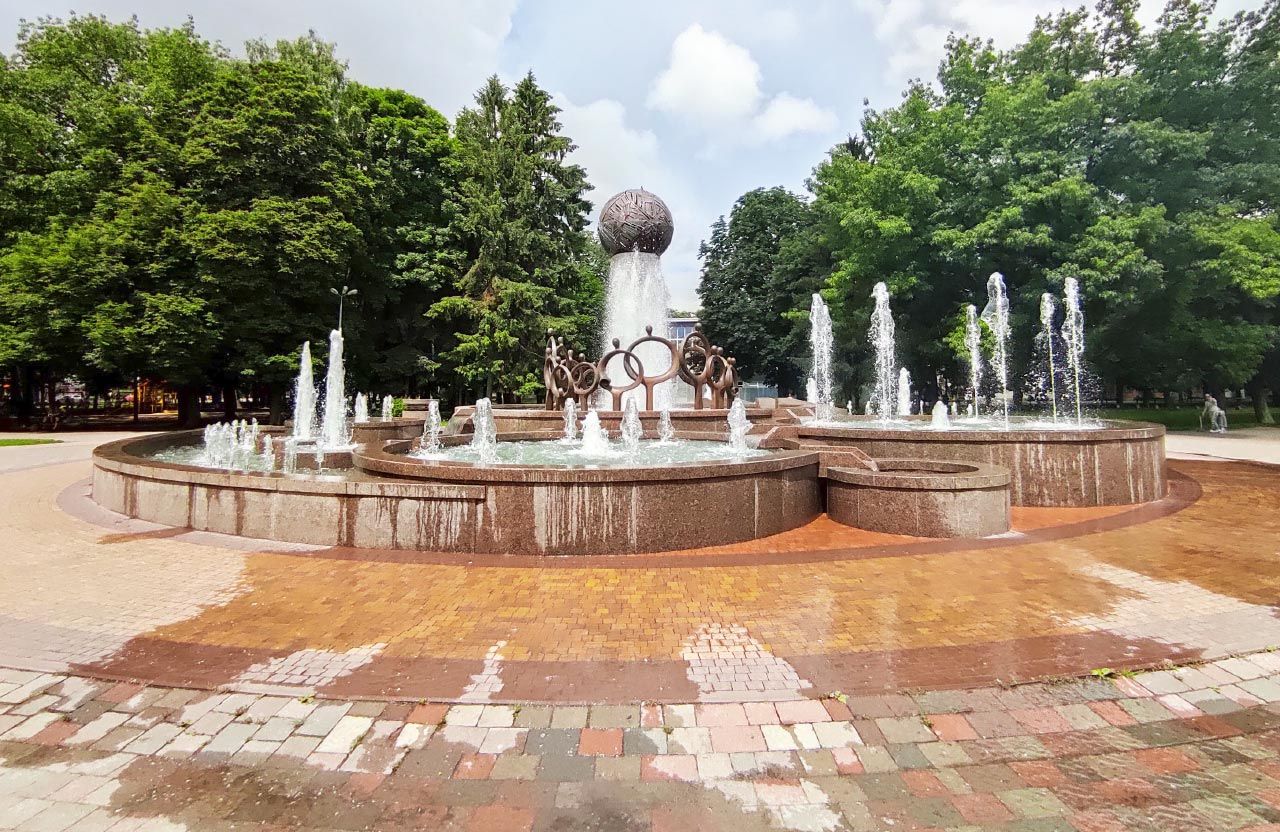 Фонтан «Єдність», більше відомий як «Фонтан за мільйон доларів» у парку Незалежності Полтави