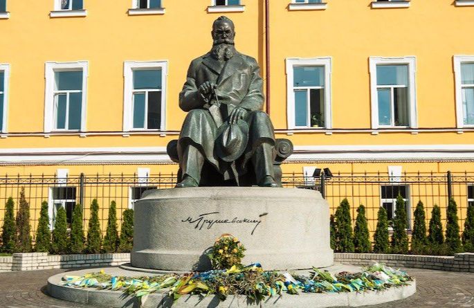 Памятник Грушевському у Києві