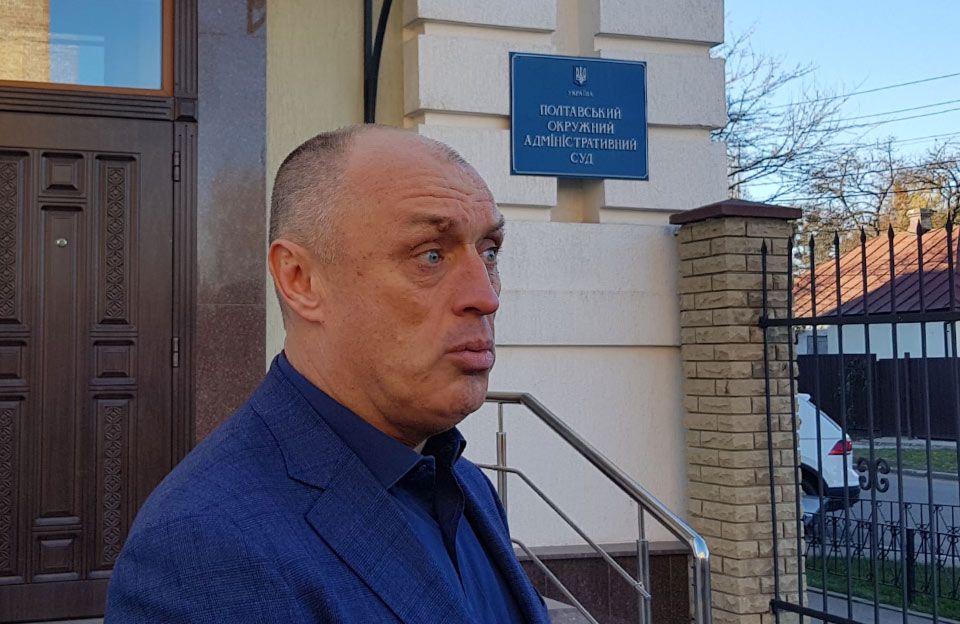 Олександр Мамай біля Полтавського окружного адмінсуду у листопаді 2018 року