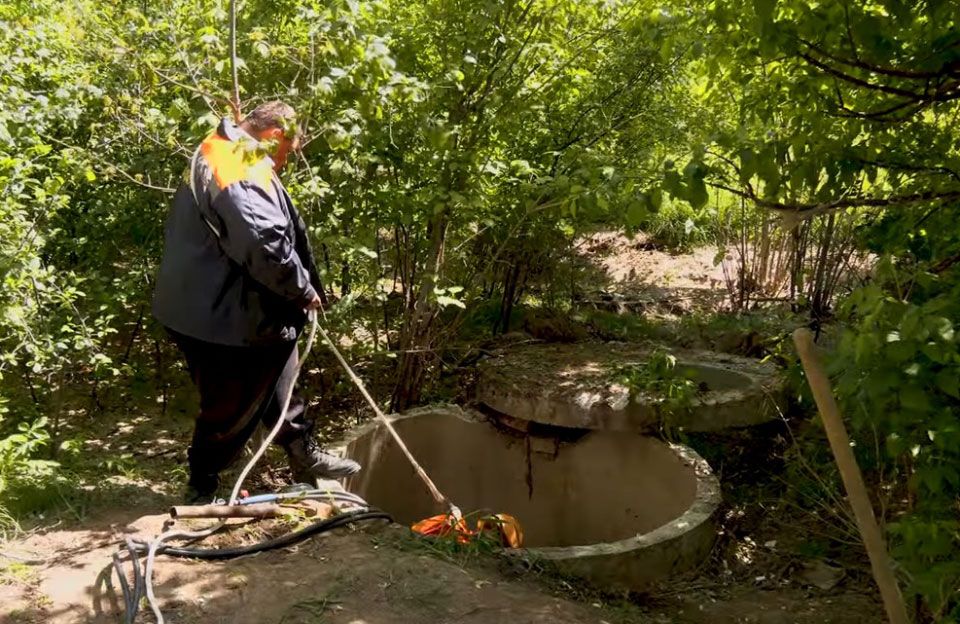 Перевірка труби колектора працівниками водоканалу | Кадр з відео «Суспільне Полтава»