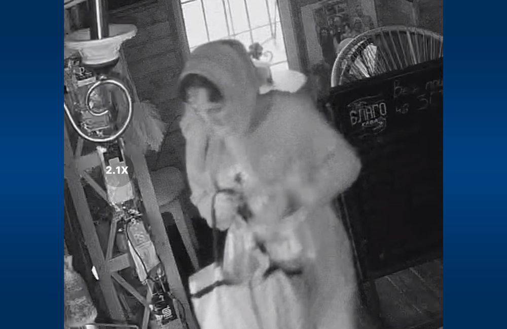 Жінка, яка вкрала гроші у кав'ярні «Благокава» (скриншот з камери відеоспостереження)