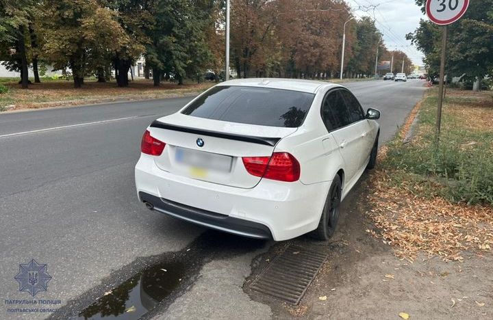 Патрульні Полтави виявили водія з підробленим документом на авто