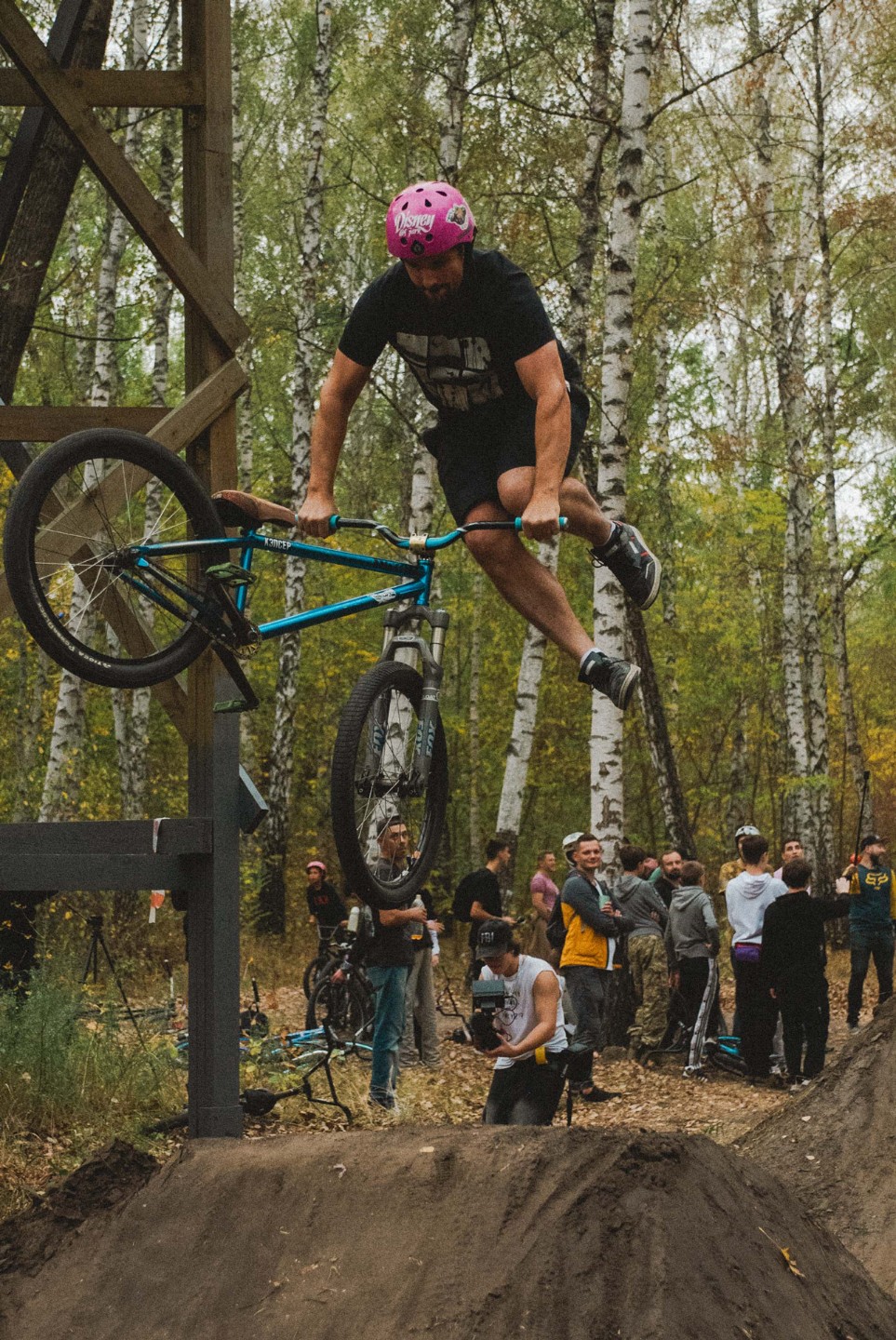 Євгеній Марченко виконує трюк tailwhip.