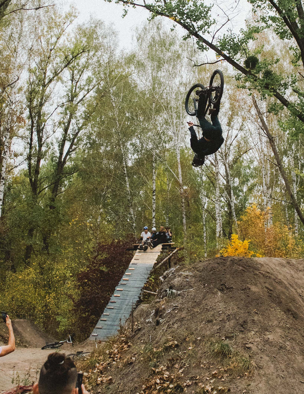 Райдер виконує трюк backflip.