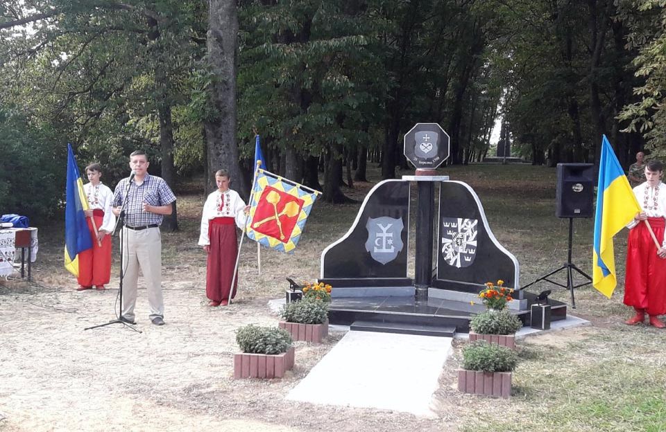 Серпень 2020. Відкриття памятного знаку у селі Великі Будища біля Диканьки