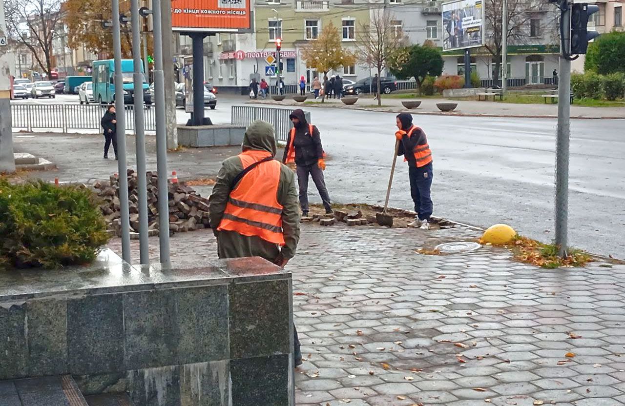 Компанія «Грандбуд+» розпочала ремонт покриття зупинок у центрі Полтави