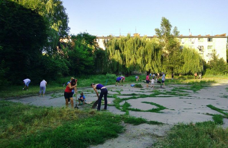 Майданчик між будинками на Алмазній, 2 та Алмазній, 4 у 2016 році