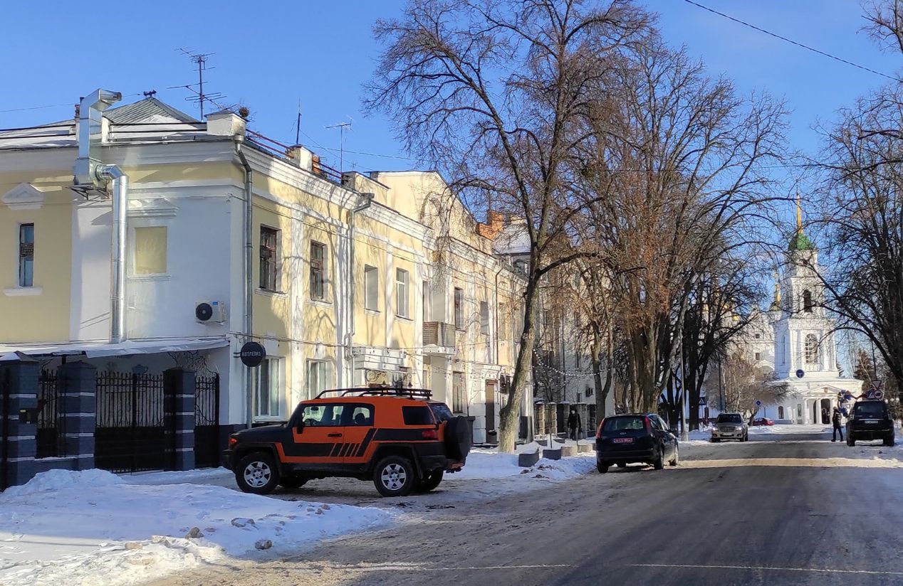 Ліворуч — будинок на вул. Соборності, 2 у Полтаві