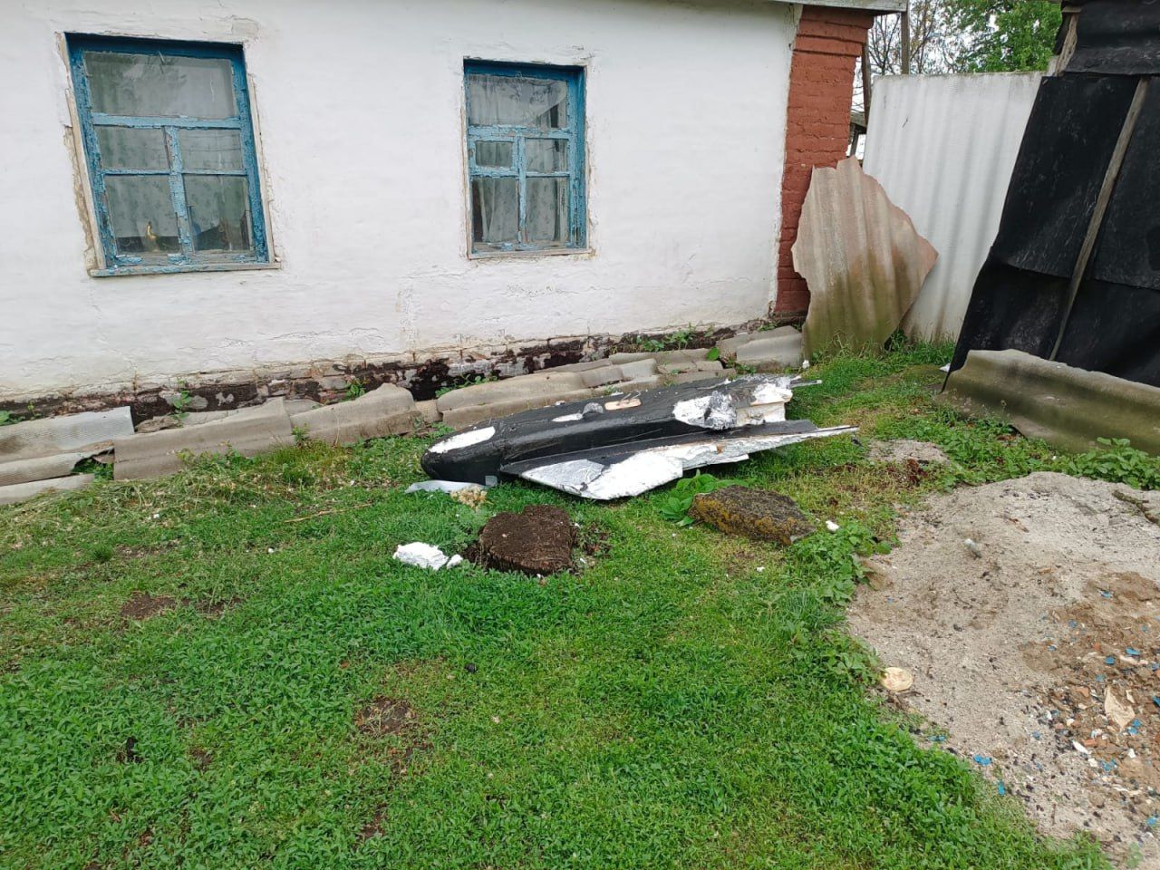 На Полтавщині уламки ворожого дрона пошкодили будинок та лінію електропередач