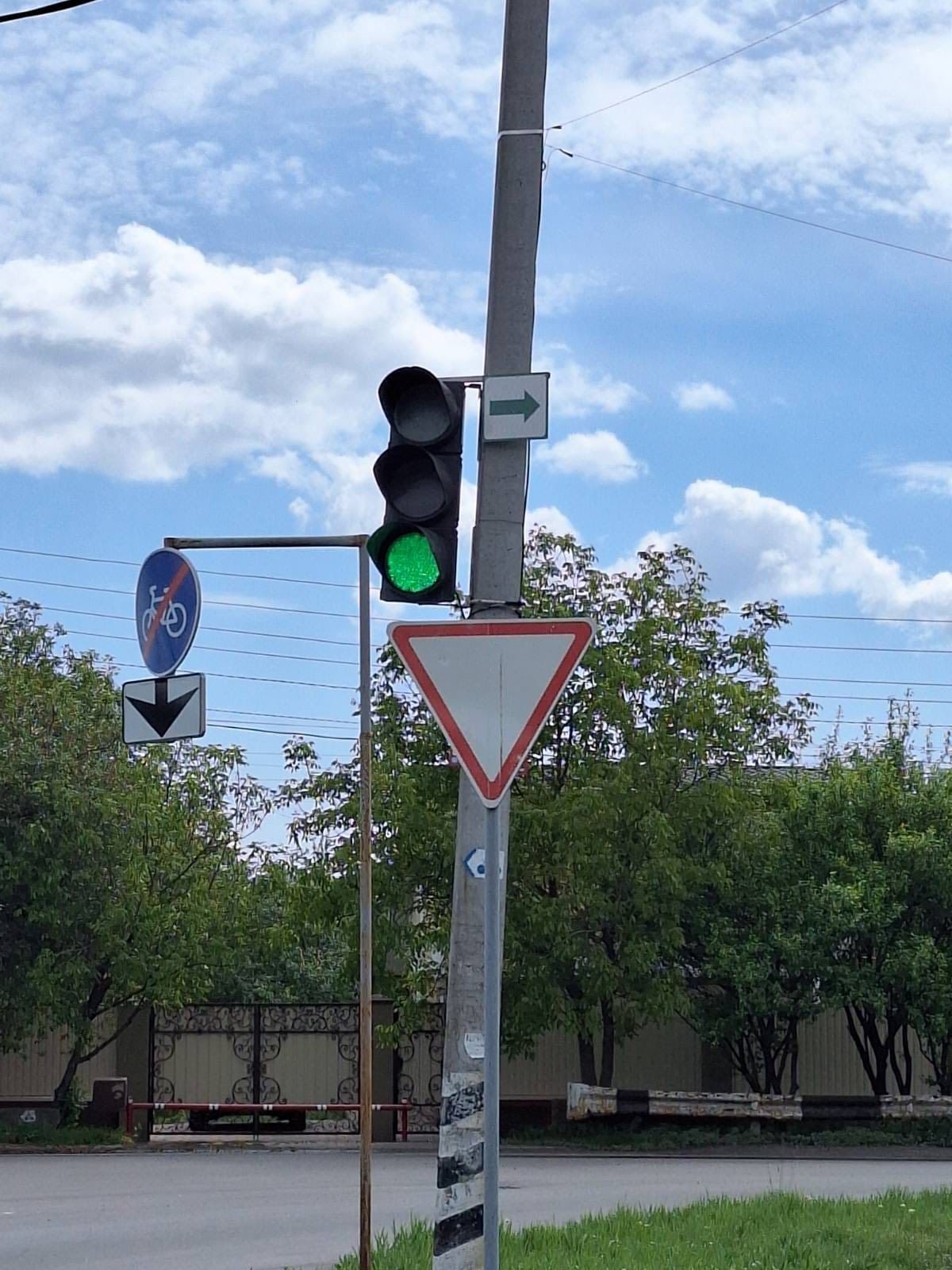 На перехресті вулиць Яківчанської та Війська Запорізького (Спартака) встановили «Зелену стрілку»
