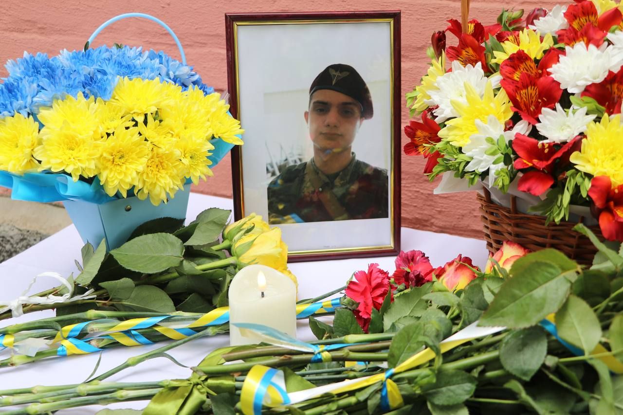 У Полтаві відкрили меморіальну дошку захиснику України Артему Негребецькому