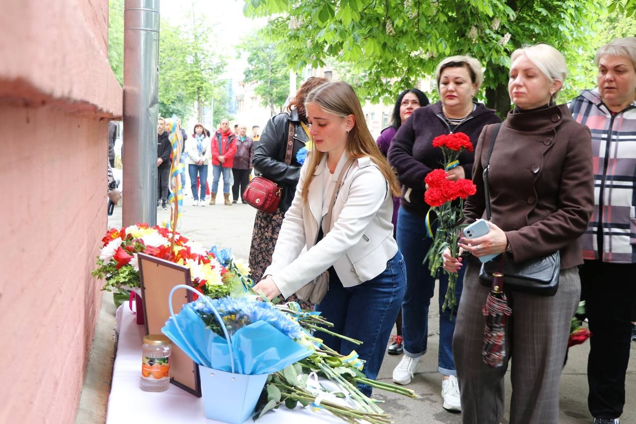 У Полтаві відкрили меморіальну дошку захиснику України Артему Негребецькому