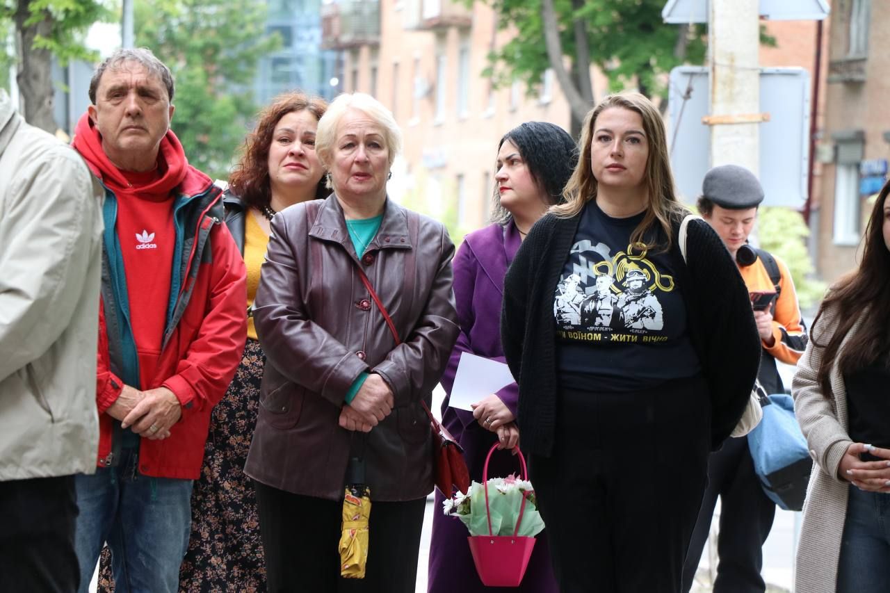 У Полтаві відкрили меморіальну дошку захиснику України Артему Негребецькому