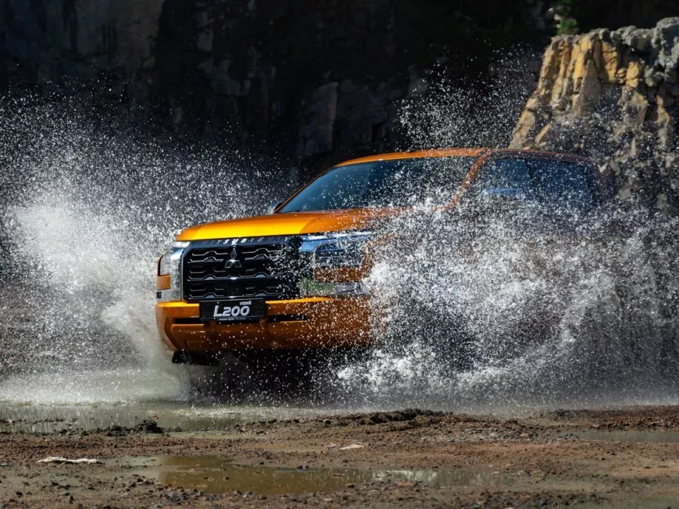 MITSUBISHI L200