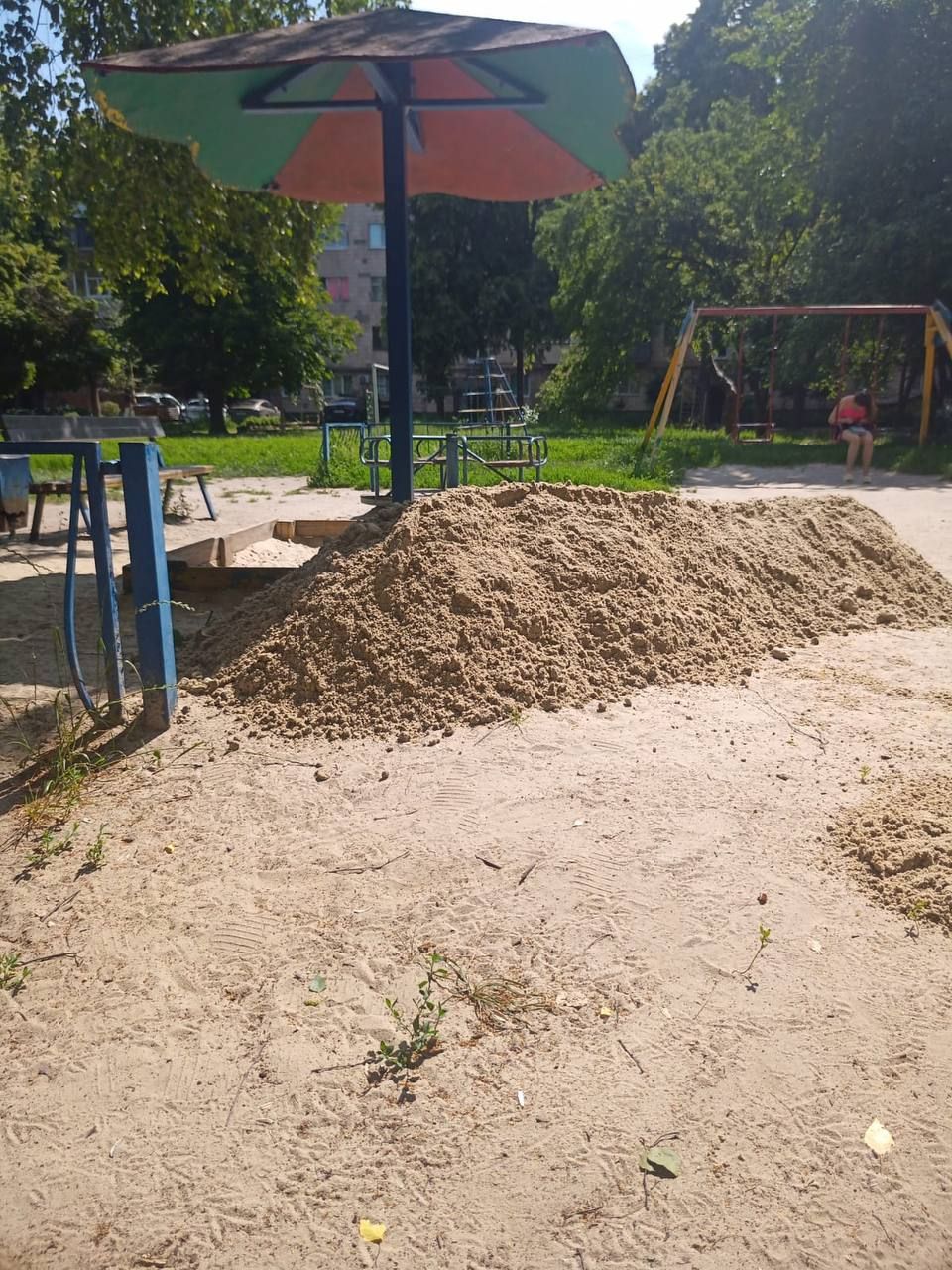 У Полтаській громаді новим піском забезпечили вже дві третини дитячих майданчиків