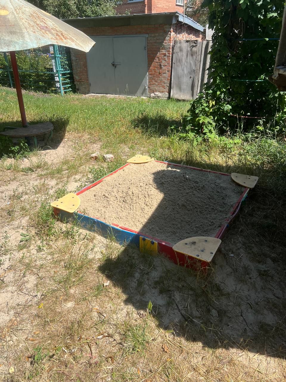 У Полтаській громаді новим піском забезпечили вже дві третини дитячих майданчиків