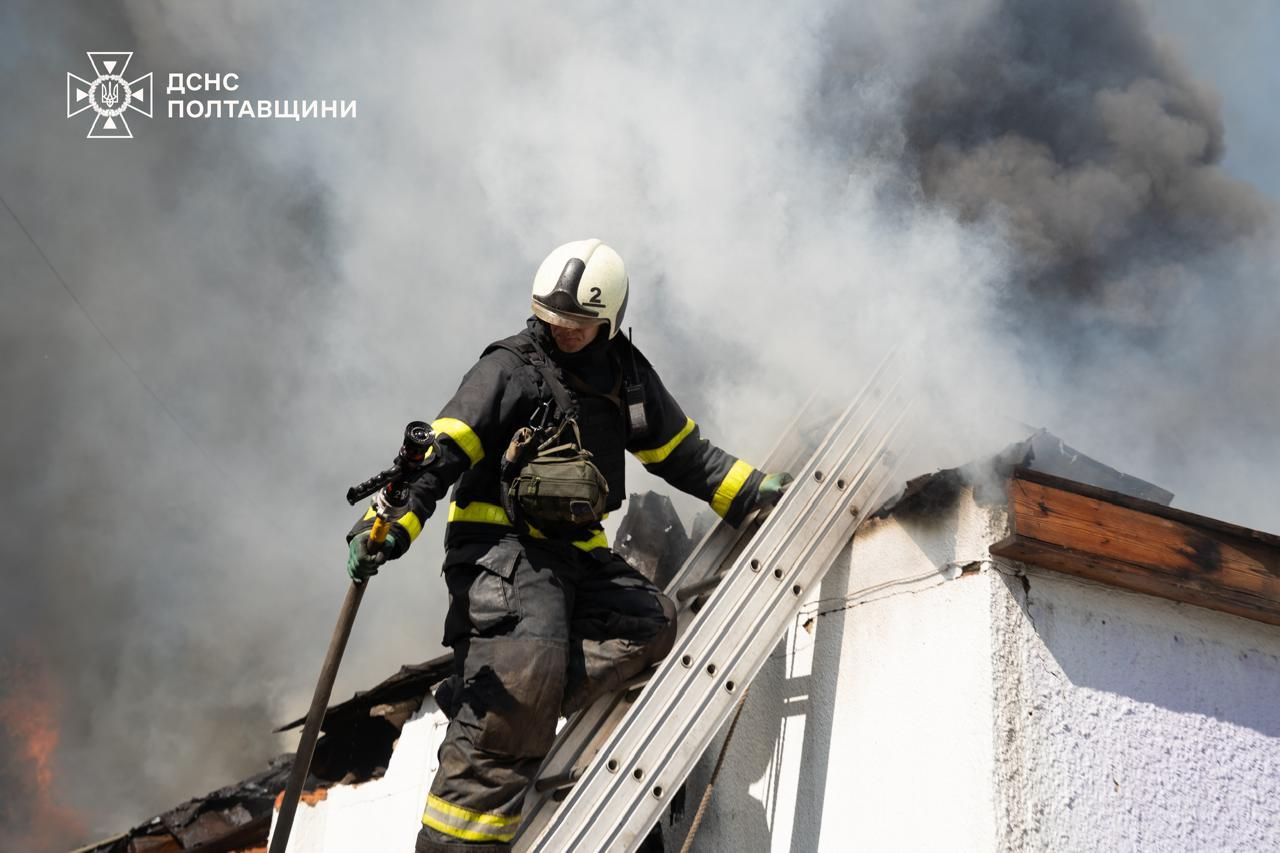Одну з пожеж після удару дронів вдалося локалізувати, рятувальники продовжують роботу