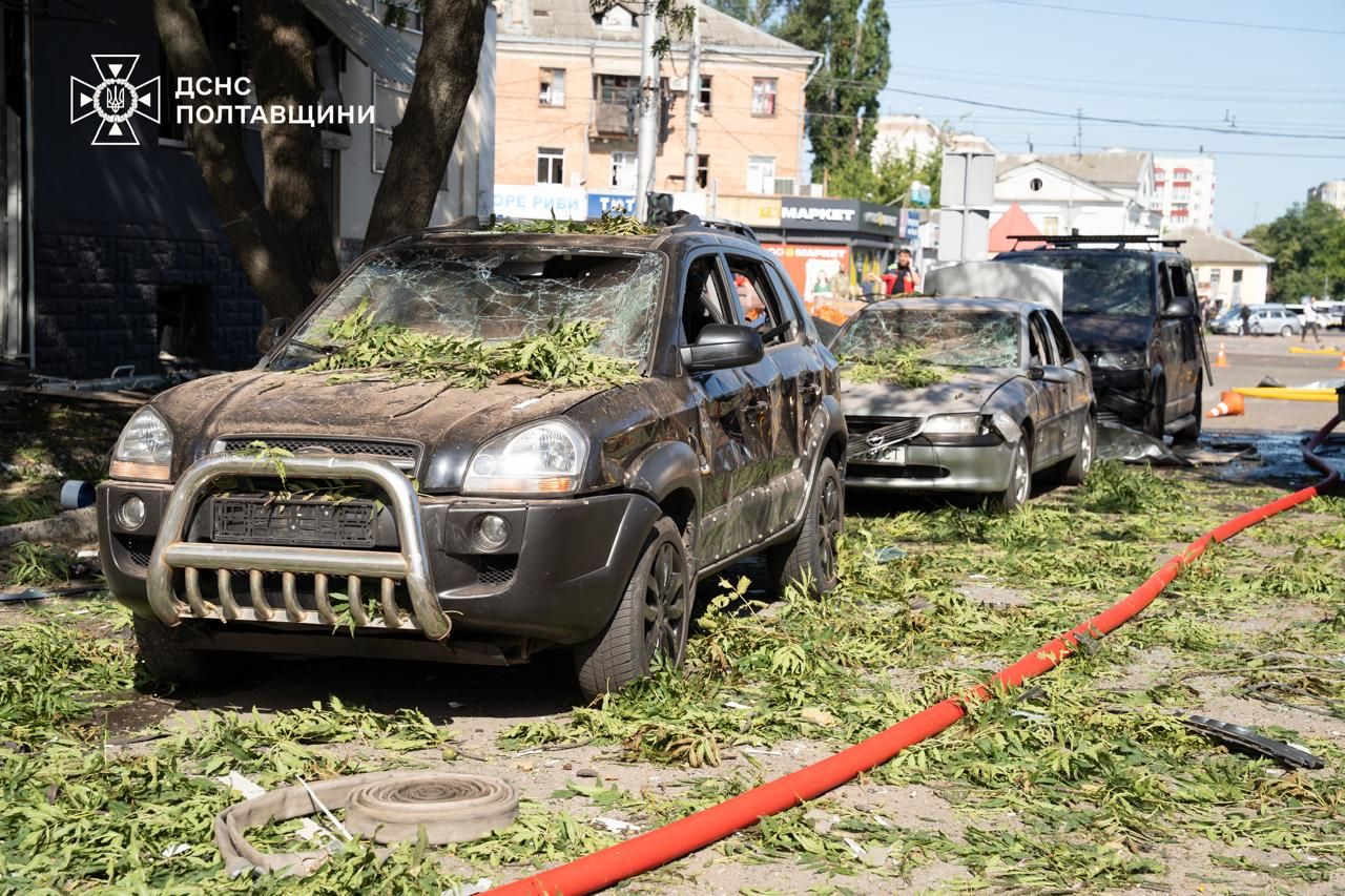 Одну з пожеж після удару дронів вдалося локалізувати, рятувальники продовжують роботу