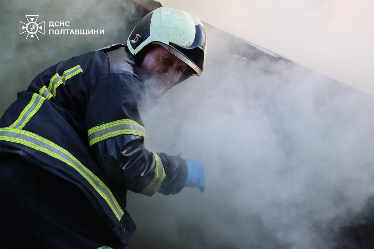 Одну з пожеж після удару дронів вдалося локалізувати, рятувальники продовжують роботу
