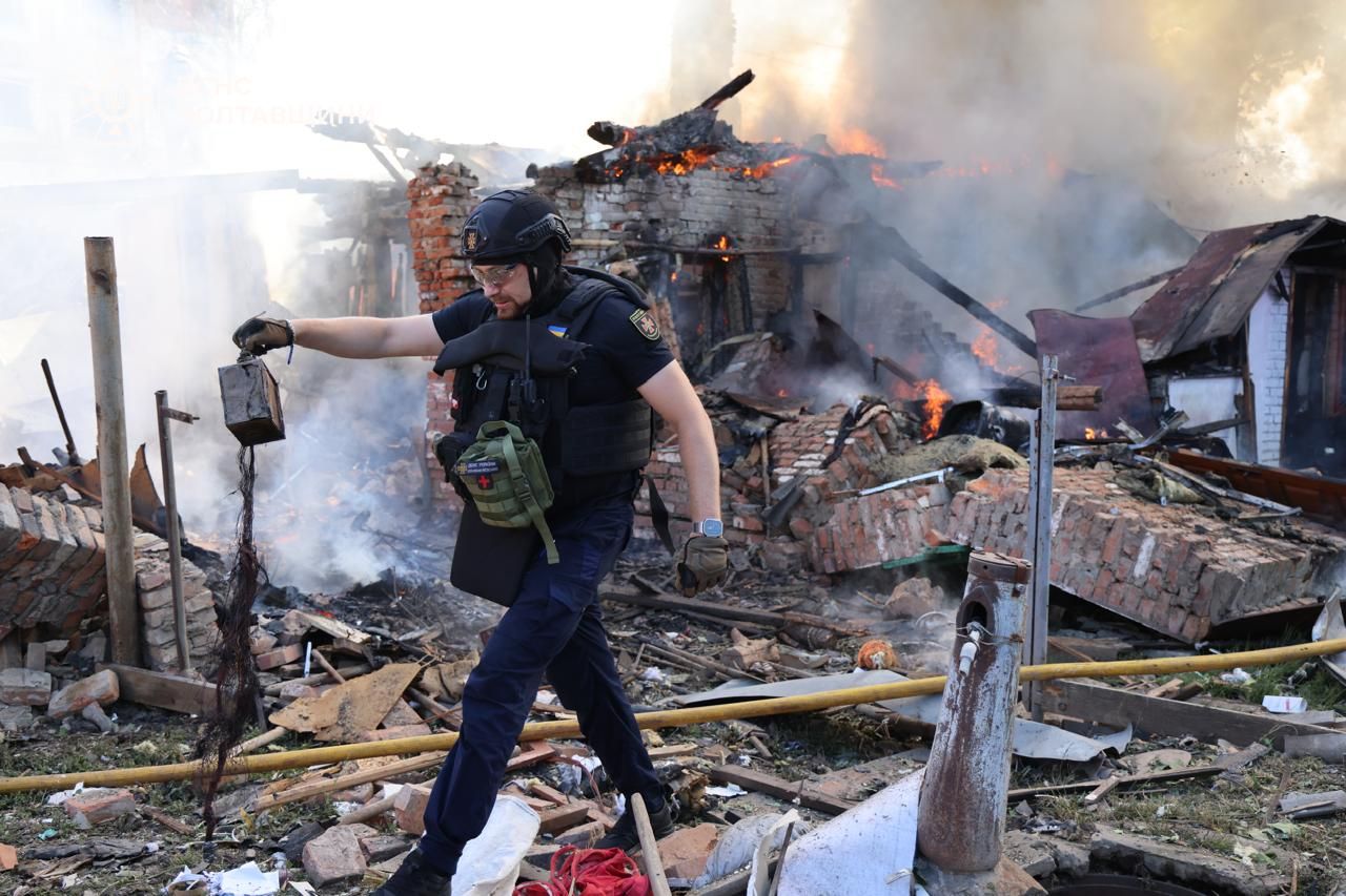 Одну з пожеж після удару дронів вдалося локалізувати, рятувальники продовжують роботу