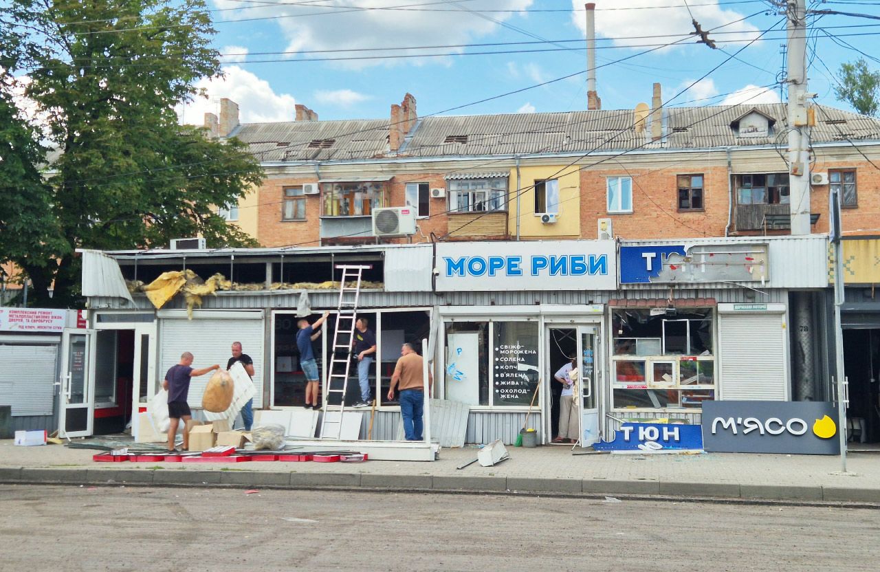 «Наркомани нишпорять по під’їздах та обносять кіоски»: мешканці Сінної скаржаться на мародерство після прильоту