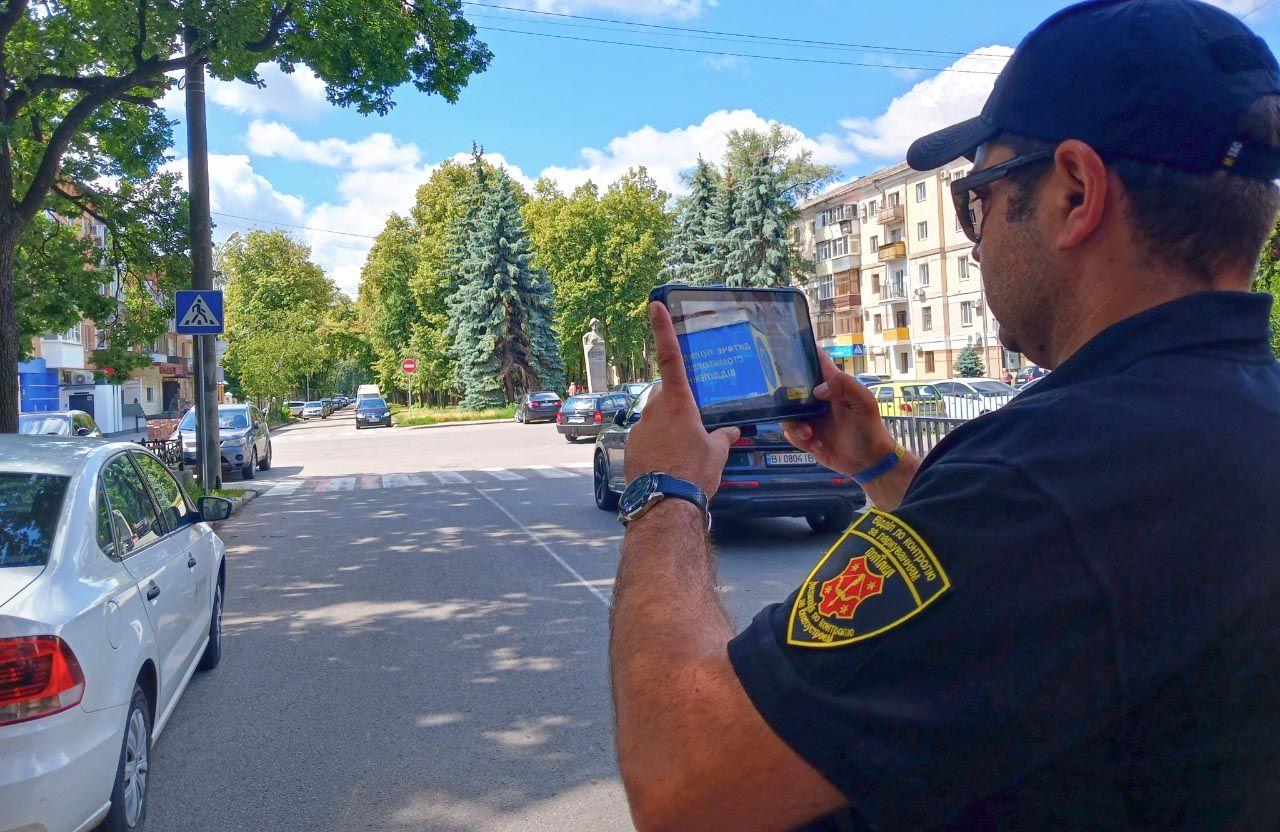 У липні у Полтаві почнуть роботу інспектори з паркування — поки тільки попереджатимуть про порушення