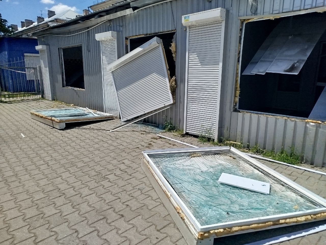 «Наркомани нишпорять по під’їздах та обносять кіоски»: мешканці Сінної скаржаться на мародерство після прильоту