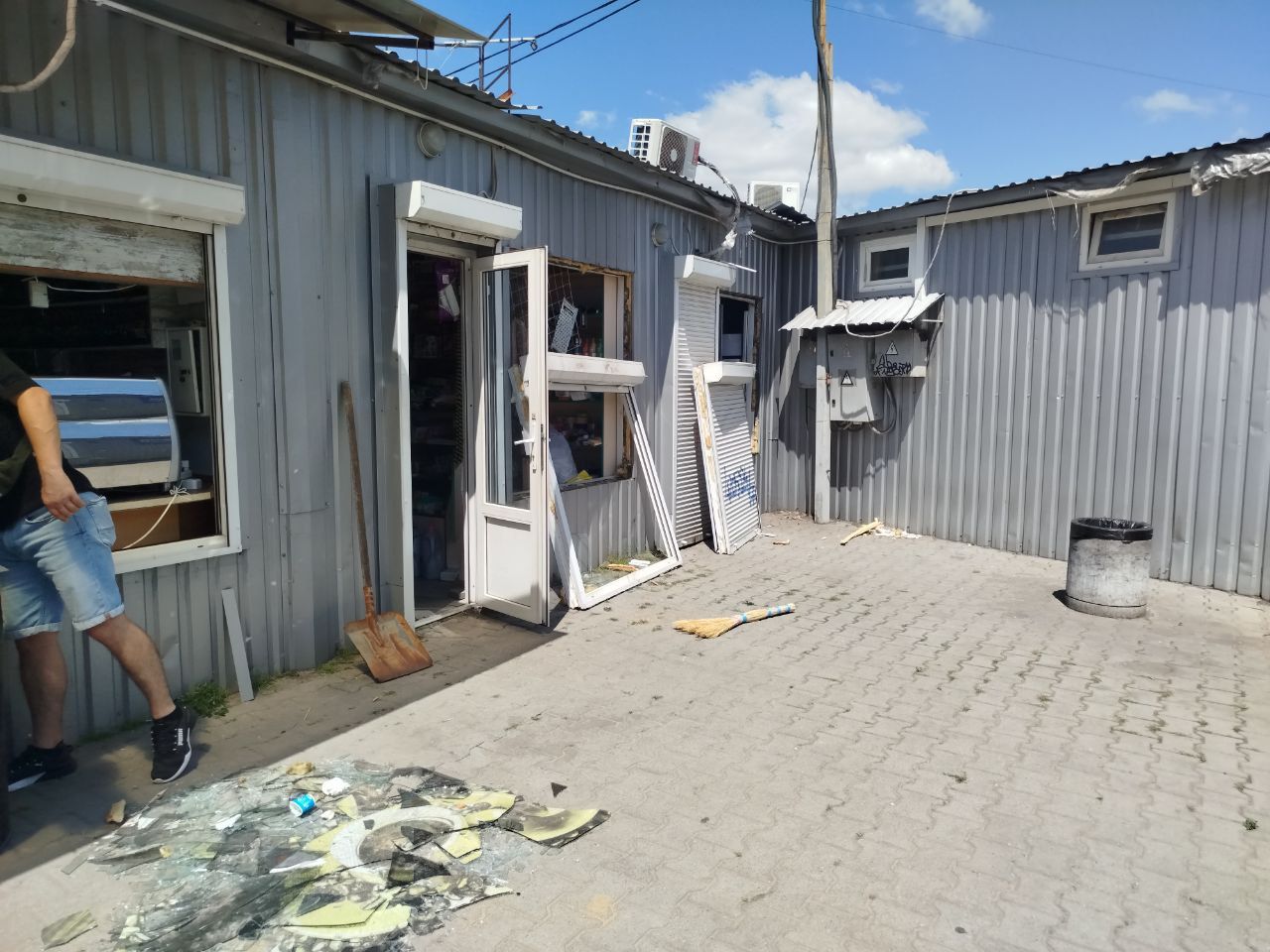 «Наркомани нишпорять по під’їздах та обносять кіоски»: мешканці Сінної скаржаться на мародерство після прильоту