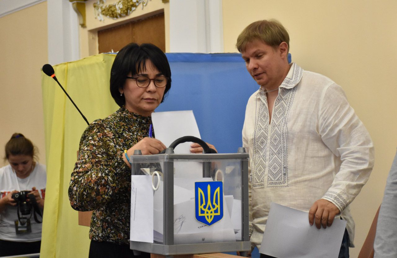 Оксана Деркач зі своїм кумом Євгеном Диканем голосують за обрання Катерини Ямщикової на посаду секретаря Полтавської міської ради — липень 2023 року